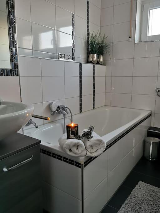 Schoene Grosse Ferienwohnung Basilikablick Stadtnah Ruhig Naehe Bodensee Mit Aussicht Weingarten  Zewnętrze zdjęcie